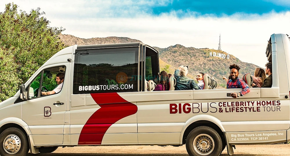 Visite en bus des maisons de célébrités de Los Angeles - Découvrez le glamour d'Hollywood lors d'une visite en bus des maisons de célébrités de Los Angeles. Voyez les demeures des stars dans Hollywood Hills, Beverly Hills et Rodeo Drive tout en écoutant des anecdotes amusantes sur les célébrités. Visite en bus des maisons de célébrités de Los Angeles - Image 1 sur 5