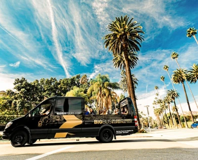 Visite en bus des maisons de célébrités de Los Angeles - Découvrez le glamour d'Hollywood lors d'une visite en bus des maisons de célébrités de Los Angeles. Voyez les demeures des stars dans Hollywood Hills, Beverly Hills et Rodeo Drive tout en écoutant des anecdotes amusantes sur les célébrités. Visite en bus des maisons de célébrités de Los Angeles - Image 5 sur 5