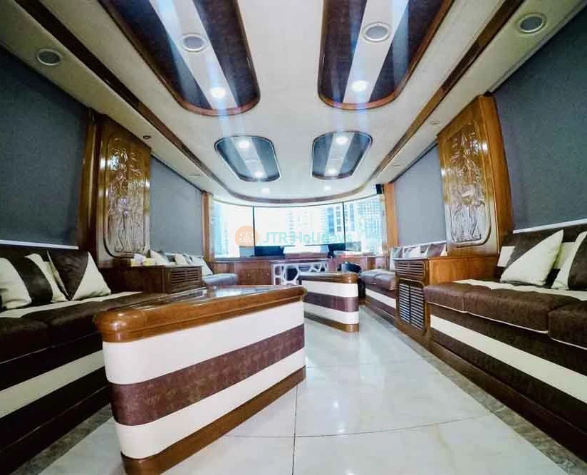 Paseo en yate de lujo Dubai Virgo 90 pies (90 personas) - Imagen 2 de 5