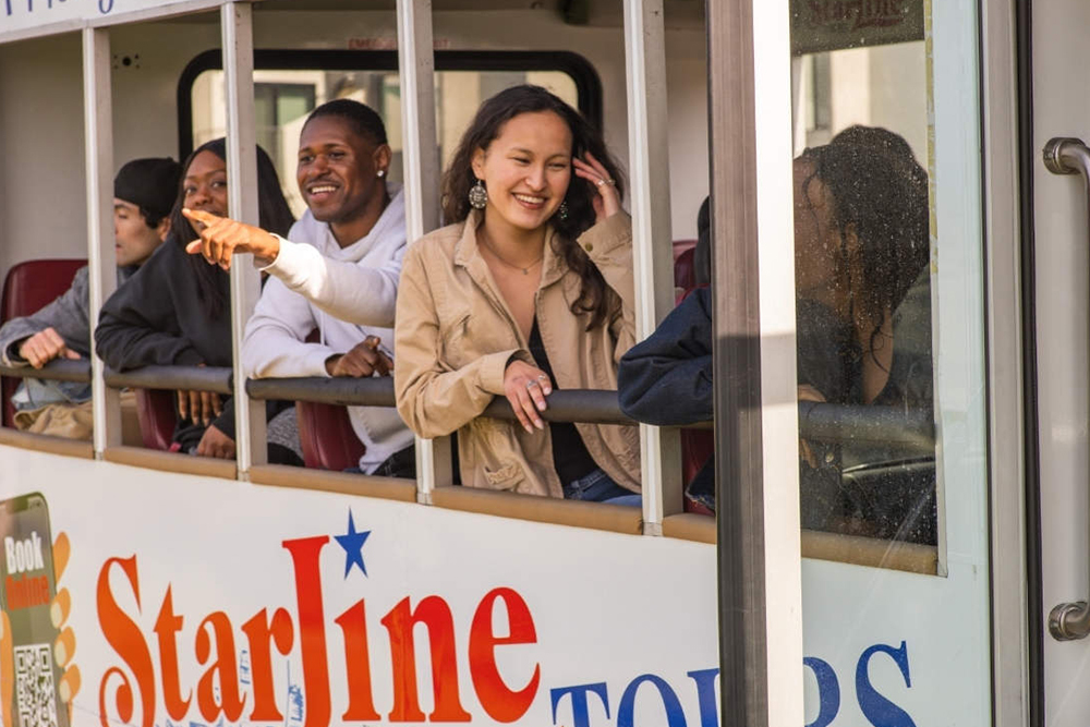 Tour zu Promi-Häusern mit Hop-On-Hop-Off-Busticket in Los Angeles - Sehen Sie die Häuser von Hollywood-Stars wie Leonardo DiCaprio und Angelina Jolie und erkunden Sie anschließend Sehenswürdigkeiten in Los Angeles mit einem 24- oder 48-Stunden Hop-On-Hop-Off-Busticket. Tour zu Promi-Häusern mit Hop-On-Hop-Off-Busticket in Los Angeles - Bild 2 von 5