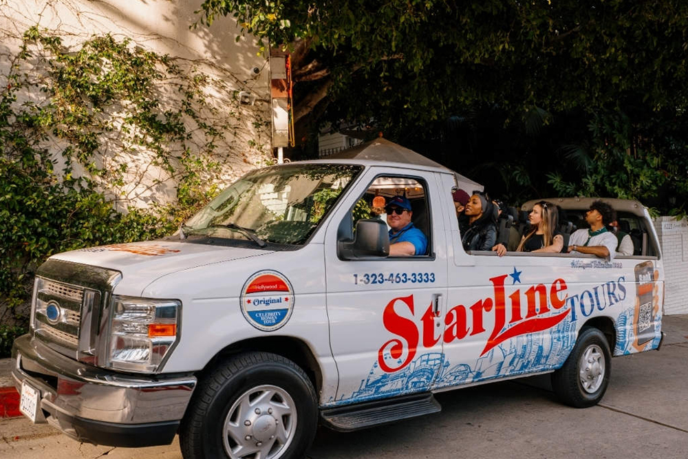 Tour zu Promi-Häusern mit Hop-On-Hop-Off-Busticket in Los Angeles - Sehen Sie die Häuser von Hollywood-Stars wie Leonardo DiCaprio und Angelina Jolie und erkunden Sie anschließend Sehenswürdigkeiten in Los Angeles mit einem 24- oder 48-Stunden Hop-On-Hop-Off-Busticket. Tour zu Promi-Häusern mit Hop-On-Hop-Off-Busticket in Los Angeles - Bild 3 von 5