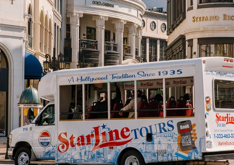 Celebrity Homes Tour with Hop-On Hop-Off Bus Pass in Los Angeles