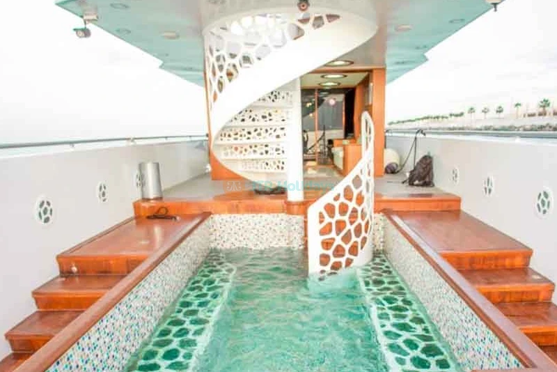 Paseo en yate de lujo Dubai Virgo 90 pies (90 personas) - Image 6 of 8
