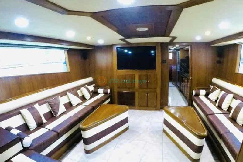 Paseo en yate de lujo Dubai Virgo 90 pies (90 personas) - Image 7 of 8