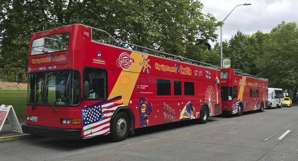 Seattle Hop-On Hop-Off Bus mit City Sightseeing Ticket - Entdecken Sie Seattles Top-Attraktionen mit der City Sightseeing Hop-On Hop-Off Bustour. Genießen Sie Panoramablicke von einem Doppeldecker mit offenem Dach, steigen Sie an Ihren Lieblingsorten ein und aus und erkunden Sie Sehenswürdigkeiten wie Pike Place Market, Space Needle und die Uferpromenade in Ihrem eigenen Tempo. Perfekt für Erstbesucher und Einheimische. Seattle Hop-On Hop-Off Bus mit City Sightseeing Ticket - Bild 1 von 5