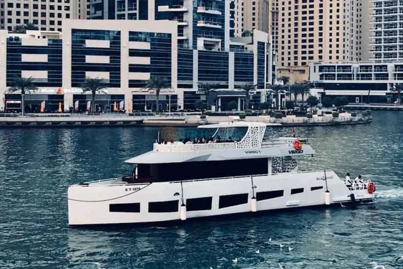 Paseo en yate de lujo Dubai Virgo 90 pies (90 personas) - Image 8 of 8