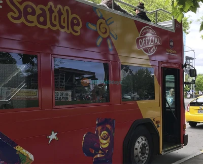 Seattle Hop-On Hop-Off Bus mit City Sightseeing Ticket - Entdecken Sie Seattles Top-Attraktionen mit der City Sightseeing Hop-On Hop-Off Bustour. Genießen Sie Panoramablicke von einem Doppeldecker mit offenem Dach, steigen Sie an Ihren Lieblingsorten ein und aus und erkunden Sie Sehenswürdigkeiten wie Pike Place Market, Space Needle und die Uferpromenade in Ihrem eigenen Tempo. Perfekt für Erstbesucher und Einheimische. Seattle Hop-On Hop-Off Bus mit City Sightseeing Ticket - Bild 2 von 5