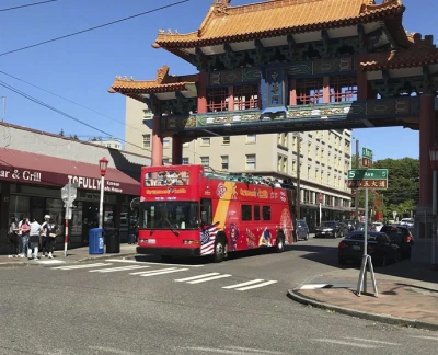 Seattle Hop-On Hop-Off Bus mit City Sightseeing Ticket - Entdecken Sie Seattles Top-Attraktionen mit der City Sightseeing Hop-On Hop-Off Bustour. Genießen Sie Panoramablicke von einem Doppeldecker mit offenem Dach, steigen Sie an Ihren Lieblingsorten ein und aus und erkunden Sie Sehenswürdigkeiten wie Pike Place Market, Space Needle und die Uferpromenade in Ihrem eigenen Tempo. Perfekt für Erstbesucher und Einheimische. Seattle Hop-On Hop-Off Bus mit City Sightseeing Ticket - Bild 5 von 5