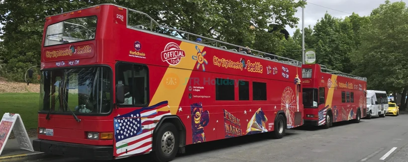 Seattle Hop-On Hop-Off Bus mit City Sightseeing Ticket - Entdecken Sie Seattles Top-Attraktionen mit der City Sightseeing Hop-On Hop-Off Bustour. Genießen Sie Panoramablicke von einem Doppeldecker mit offenem Dach, steigen Sie an Ihren Lieblingsorten ein und aus und erkunden Sie Sehenswürdigkeiten wie Pike Place Market, Space Needle und die Uferpromenade in Ihrem eigenen Tempo. Perfekt für Erstbesucher und Einheimische. Seattle Hop-On Hop-Off Bus mit City Sightseeing Ticket - Bild 4 von 5