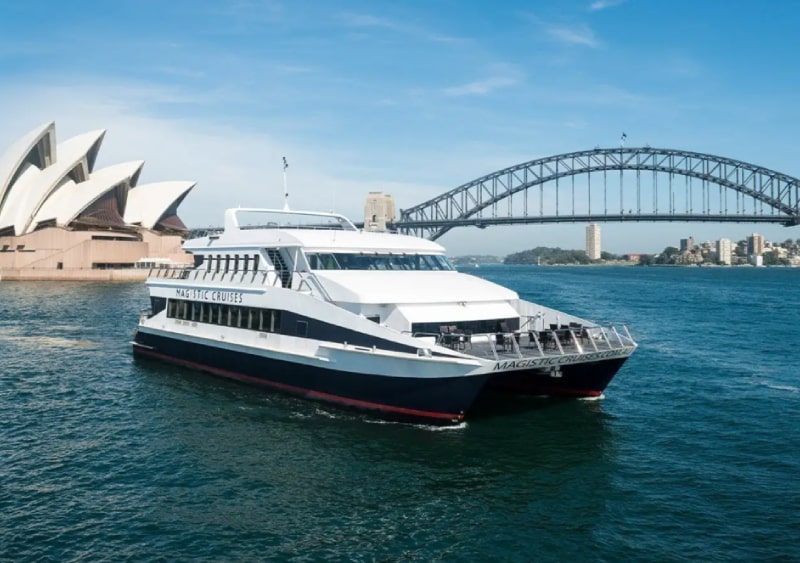Sydney Harbour Value Lunch Cruise Ticket - Buchen Sie ein Sydney Harbour Cruise mit Buffet-Mittagessen Ticket und genießen Sie eine entspannende 2-stündige Sightseeing-Erfahrung. Fahren Sie am ikonischen Opernhaus, der Harbour Bridge und den Royal Botanic Gardens vorbei, während Sie ein frisch zubereitetes Buffet-Mittagessen an Bord genießen. Perfekt für Familien, Paare und Besucher, kombiniert diese preiswerte Mittagskreuzfahrt köstliches Essen mit atemberaubenden Ausblicken und bietet eine der besten Möglichkeiten, den Sydney Harbour komfortabel und stilvoll zu erkunden. Sydney Harbour Value Lunch Cruise Ticket - Bild 3 von 5