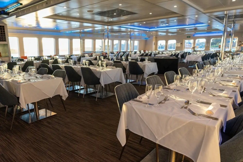 Sydney Harbour Value Lunch Cruise Ticket - Buchen Sie ein Sydney Harbour Cruise mit Buffet-Mittagessen Ticket und genießen Sie eine entspannende 2-stündige Sightseeing-Erfahrung. Fahren Sie am ikonischen Opernhaus, der Harbour Bridge und den Royal Botanic Gardens vorbei, während Sie ein frisch zubereitetes Buffet-Mittagessen an Bord genießen. Perfekt für Familien, Paare und Besucher, kombiniert diese preiswerte Mittagskreuzfahrt köstliches Essen mit atemberaubenden Ausblicken und bietet eine der besten Möglichkeiten, den Sydney Harbour komfortabel und stilvoll zu erkunden. Sydney Harbour Value Lunch Cruise Ticket - Bild 4 von 5