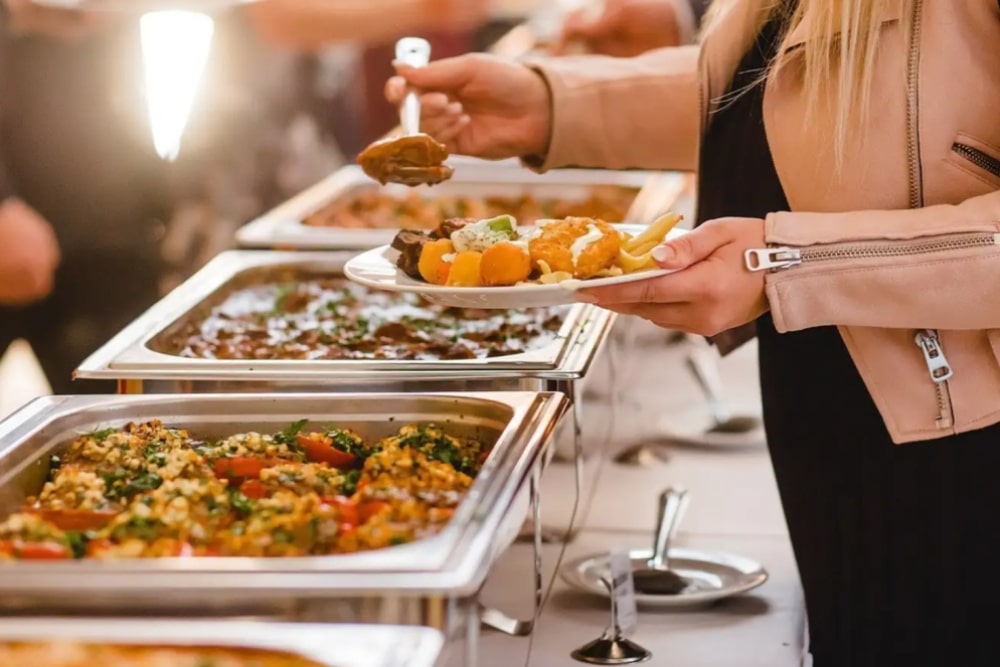 Sydney Harbour Value Lunch Cruise Ticket - Buchen Sie ein Sydney Harbour Cruise mit Buffet-Mittagessen Ticket und genießen Sie eine entspannende 2-stündige Sightseeing-Erfahrung. Fahren Sie am ikonischen Opernhaus, der Harbour Bridge und den Royal Botanic Gardens vorbei, während Sie ein frisch zubereitetes Buffet-Mittagessen an Bord genießen. Perfekt für Familien, Paare und Besucher, kombiniert diese preiswerte Mittagskreuzfahrt köstliches Essen mit atemberaubenden Ausblicken und bietet eine der besten Möglichkeiten, den Sydney Harbour komfortabel und stilvoll zu erkunden. Sydney Harbour Value Lunch Cruise Ticket - Bild 5 von 5