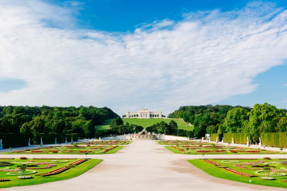 Vienna Sighteeing Hop-On Hop-Off Bus Ticket - Explore Vienna with flexible Hop‑On Hop‑Off bus tickets. Visit top attractions like Schönbrunn Palace, St. Stephen’s Cathedral, the Ringstraße & Belvedere. Unlimited sightseeing, free audio guide & panoramic views of Austria’s capital. Vienna Sighteeing Hop-On Hop-Off Bus Ticket - Image 3 of 5