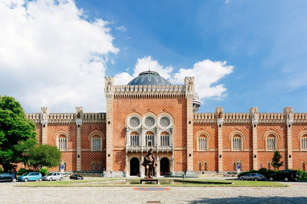 Vienna Sighteeing Hop-On Hop-Off Bus Ticket - Explore Vienna with flexible Hop‑On Hop‑Off bus tickets. Visit top attractions like Schönbrunn Palace, St. Stephen’s Cathedral, the Ringstraße & Belvedere. Unlimited sightseeing, free audio guide & panoramic views of Austria’s capital. Vienna Sighteeing Hop-On Hop-Off Bus Ticket - Image 4 of 5