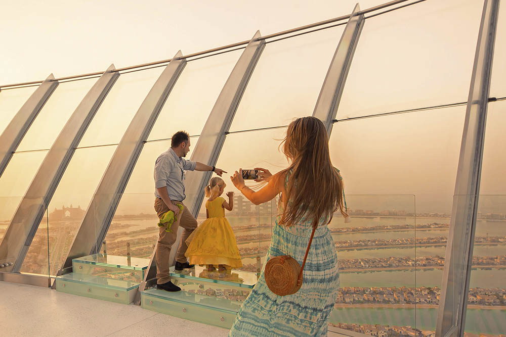 Biglietto The View At The Palm Jumeirah - Vivi The View at The Palm a 240 m di altezza al 52º piano della Palm Tower, con viste mozzafiato a 360° sulla Palm Jumeirah, il Golfo Arabico e lo skyline di Dubai. Biglietto The View At The Palm Jumeirah - Immagine 4 di 5