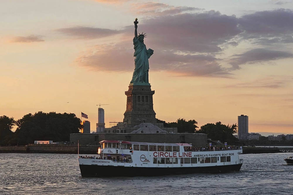 Abendliche New Yorker Hafenlichter-Kreuzfahrt mit Circle Line Ticket - Segeln Sie auf der New Yorker Hafenlichter-Kreuzfahrt und erleben Sie, wie die Skyline der Stadt nachts zum Leben erwacht. Gleiten Sie vorbei an Wahrzeichen wie der Freiheitsstatue und der Brooklyn Bridge, während die Sonne untergeht und die Lichter von New York City den Hafen erhellen. Perfekt für einen romantischen Abend oder eine unvergessliche Nacht mit Freunden bietet diese Kreuzfahrt atemberaubende Ausblicke und ein unvergessliches Erlebnis. Abendliche New Yorker Hafenlichter-Kreuzfahrt mit Circle Line Ticket - Bild 2 von 5