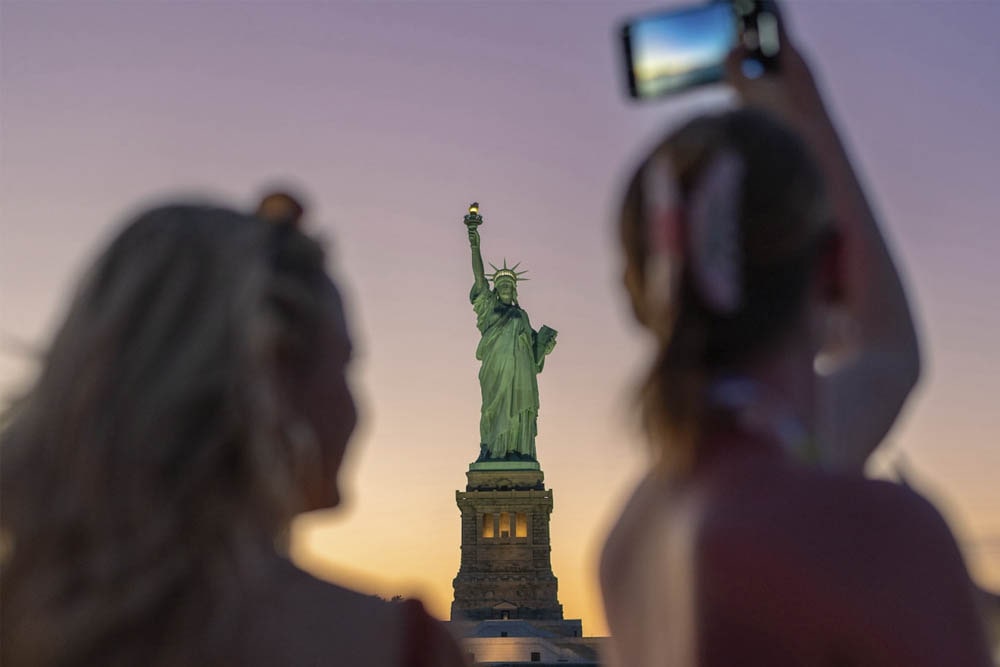 Abendliche New Yorker Hafenlichter-Kreuzfahrt mit Circle Line Ticket - Segeln Sie auf der New Yorker Hafenlichter-Kreuzfahrt und erleben Sie, wie die Skyline der Stadt nachts zum Leben erwacht. Gleiten Sie vorbei an Wahrzeichen wie der Freiheitsstatue und der Brooklyn Bridge, während die Sonne untergeht und die Lichter von New York City den Hafen erhellen. Perfekt für einen romantischen Abend oder eine unvergessliche Nacht mit Freunden bietet diese Kreuzfahrt atemberaubende Ausblicke und ein unvergessliches Erlebnis. Abendliche New Yorker Hafenlichter-Kreuzfahrt mit Circle Line Ticket - Bild 3 von 5