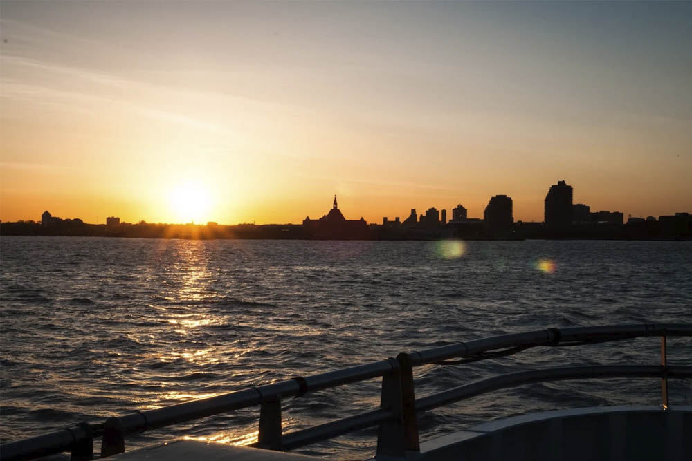 Abendliche New Yorker Hafenlichter-Kreuzfahrt mit Circle Line Ticket - Segeln Sie auf der New Yorker Hafenlichter-Kreuzfahrt und erleben Sie, wie die Skyline der Stadt nachts zum Leben erwacht. Gleiten Sie vorbei an Wahrzeichen wie der Freiheitsstatue und der Brooklyn Bridge, während die Sonne untergeht und die Lichter von New York City den Hafen erhellen. Perfekt für einen romantischen Abend oder eine unvergessliche Nacht mit Freunden bietet diese Kreuzfahrt atemberaubende Ausblicke und ein unvergessliches Erlebnis. Abendliche New Yorker Hafenlichter-Kreuzfahrt mit Circle Line Ticket - Bild 4 von 5