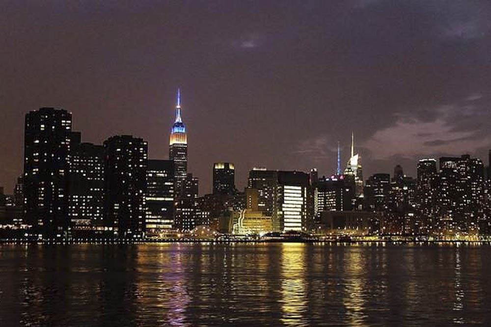 Abendliche New Yorker Hafenlichter-Kreuzfahrt mit Circle Line Ticket - Segeln Sie auf der New Yorker Hafenlichter-Kreuzfahrt und erleben Sie, wie die Skyline der Stadt nachts zum Leben erwacht. Gleiten Sie vorbei an Wahrzeichen wie der Freiheitsstatue und der Brooklyn Bridge, während die Sonne untergeht und die Lichter von New York City den Hafen erhellen. Perfekt für einen romantischen Abend oder eine unvergessliche Nacht mit Freunden bietet diese Kreuzfahrt atemberaubende Ausblicke und ein unvergessliches Erlebnis. Abendliche New Yorker Hafenlichter-Kreuzfahrt mit Circle Line Ticket - Bild 5 von 5