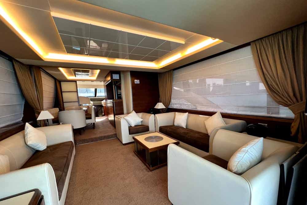 Balade en yacht Viktoria à la Marina de Dubaï (40 personnes) - Meilleur prix pour la location de yacht à la Marina de Dubaï. Faites une croisière. Soirées et barbecue. Célébrations d'anniversaire, cérémonies de mariage, sorties de pêche, événements, gastronomie. Explorez la magnifique Marina de Dubaï, pleine de propriétés parmi les plus luxueuses au monde, de gratte-ciel, d'hôtels cinq étoiles, de plages privées et bien plus encore en mer ouverte autour de Palm Jumeirah, Atlantis et Burj Al Arab. De délicieux plats tels que barbecue ou buffet peuvent être préparés sur demande spéciale. Balade en yacht Viktoria à la Marina de Dubaï (40 personnes) - Image 3 sur 5