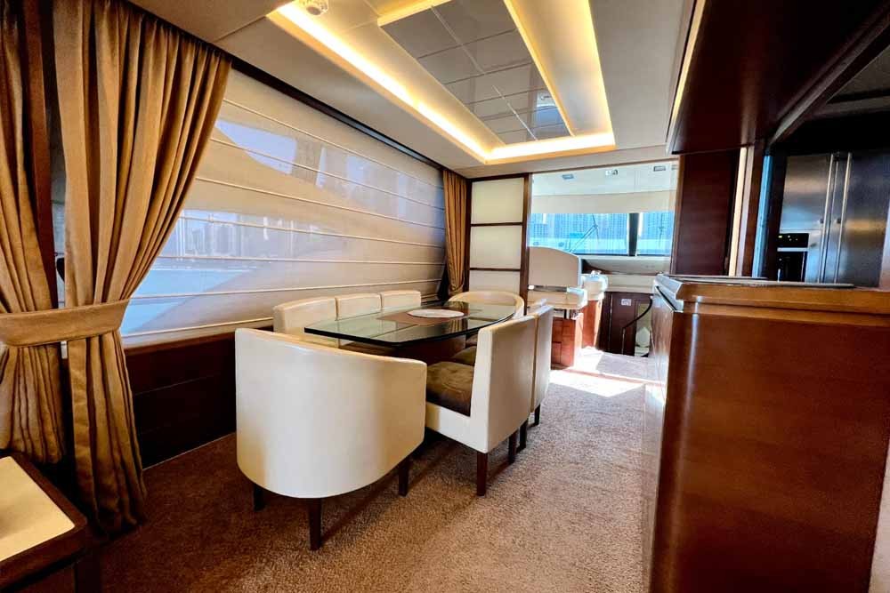 Balade en yacht Viktoria à la Marina de Dubaï (40 personnes) - Meilleur prix pour la location de yacht à la Marina de Dubaï. Faites une croisière. Soirées et barbecue. Célébrations d'anniversaire, cérémonies de mariage, sorties de pêche, événements, gastronomie. Explorez la magnifique Marina de Dubaï, pleine de propriétés parmi les plus luxueuses au monde, de gratte-ciel, d'hôtels cinq étoiles, de plages privées et bien plus encore en mer ouverte autour de Palm Jumeirah, Atlantis et Burj Al Arab. De délicieux plats tels que barbecue ou buffet peuvent être préparés sur demande spéciale. Balade en yacht Viktoria à la Marina de Dubaï (40 personnes) - Image 4 sur 5