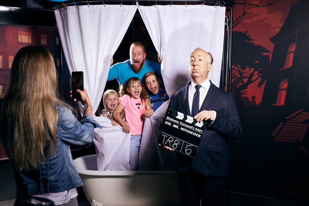Billet pour Madame Tussauds à Vienne - Visitez Madame Tussauds Vienne au Prater et rencontrez des figures de cire réalistes de célébrités, d'icônes historiques et de légendes autrichiennes. Profitez d'expositions interactives, d'occasions de photo et d'une expérience familiale amusante au cœur de Vienne. Réservez vos billets en ligne pour une entrée facile. Billet pour Madame Tussauds à Vienne - Image 1 sur 5