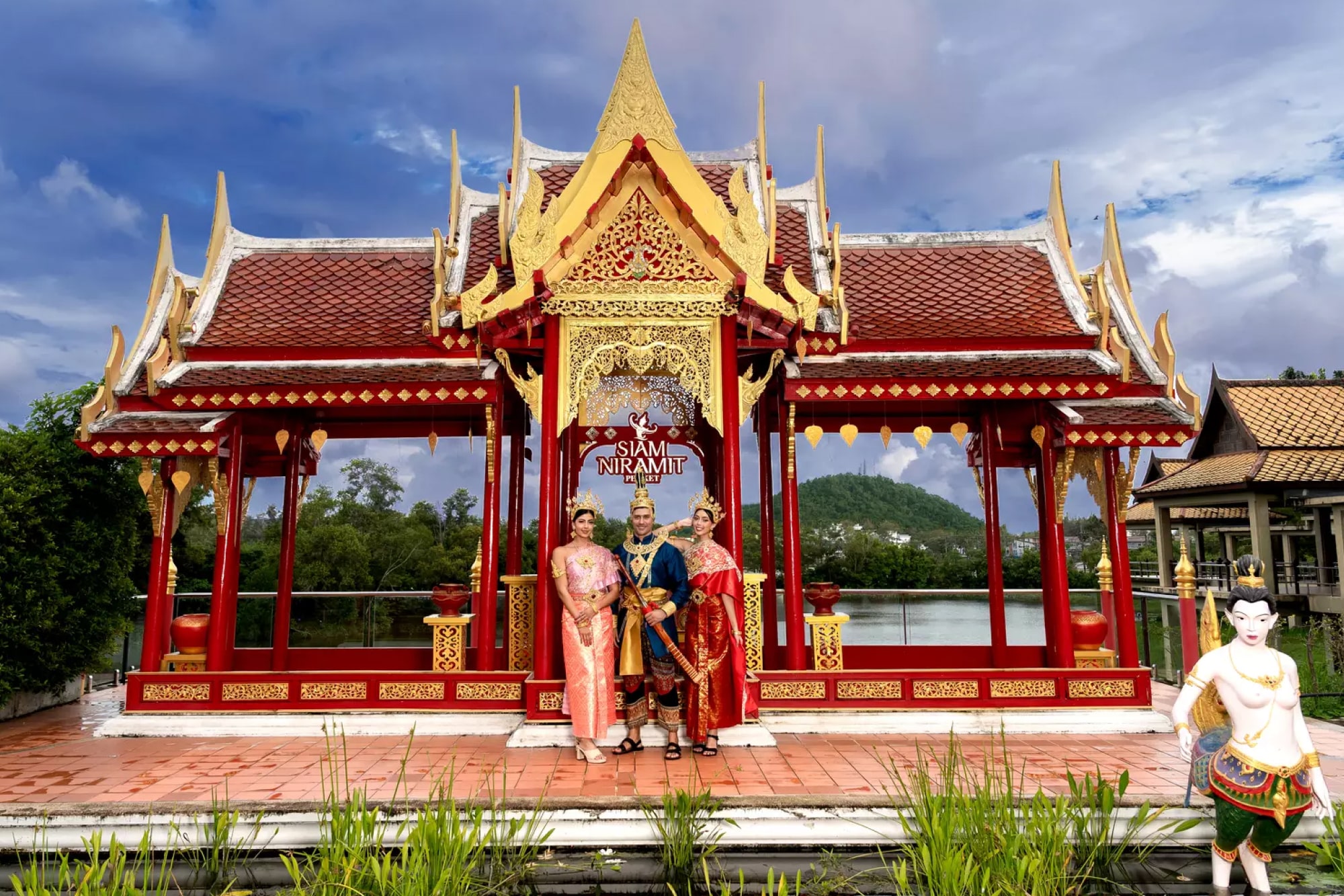 Espectáculo Siam Niramit Phuket - El Espectáculo Siam Niramit Phuket ofrece un viaje impresionante a través de la rica historia y cultura de Tailandia. El Espectáculo Siam Niramit Phuket te lleva atrás en el tiempo, mostrando las costumbres, rituales y creencias del antiguo Siam. Explora los tres reinos de la tradición tailandesa, incluyendo el Cielo, el Infierno y el místico Bosque Himapaan, en el Espectáculo Siam Niramit Phuket. Con actuaciones impresionantes y hermosos visuales, el Espectáculo Siam Niramit Phuket es una experiencia que debes ver para todos los que visitan Phuket. Descubre la magia del Espectáculo Siam Niramit Phuket y sumérgete profundamente en el patrimonio cultural de Tailandia. Espectáculo Siam Niramit Phuket - Imagen 2 de 5
