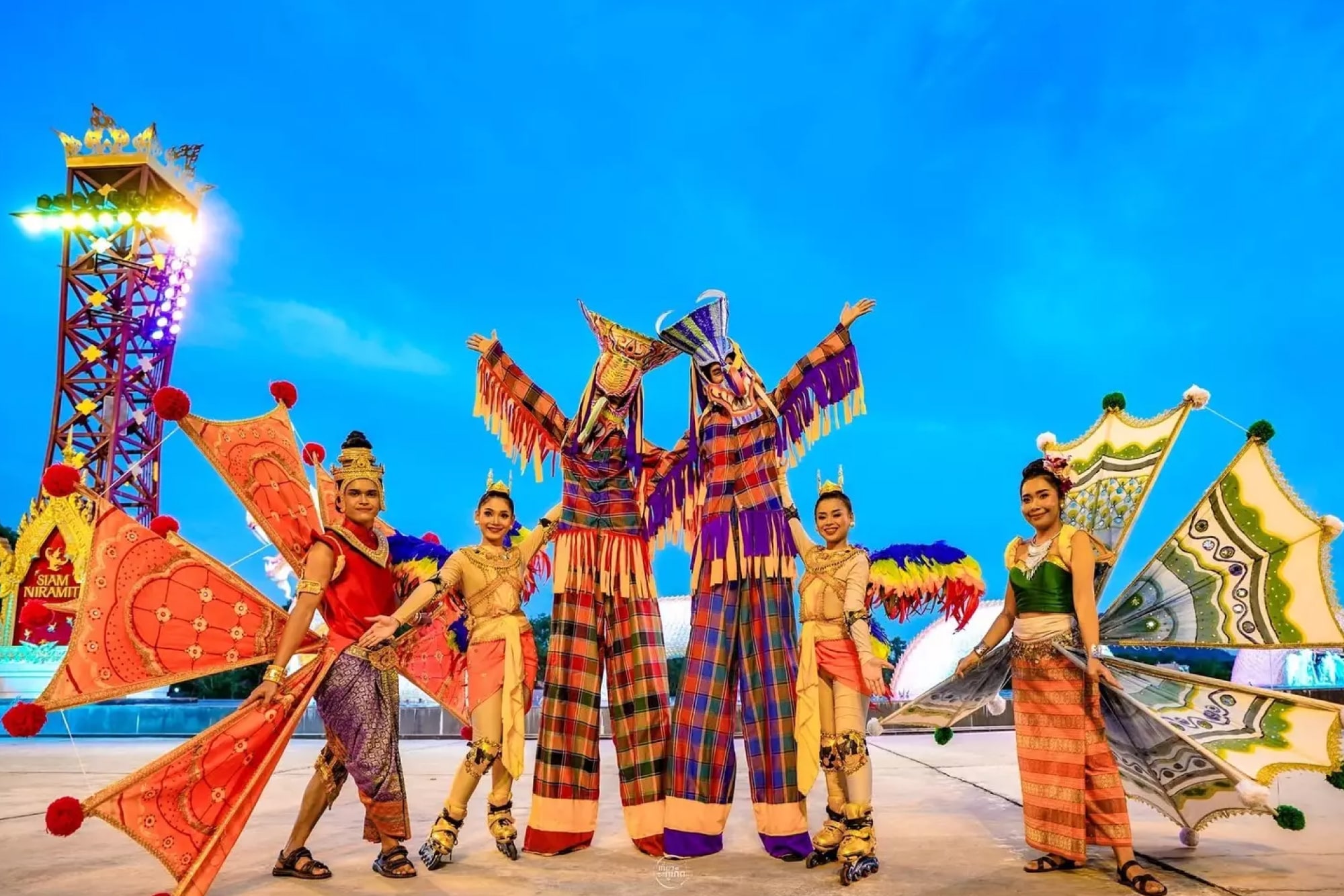 Espectáculo Siam Niramit Phuket - El Espectáculo Siam Niramit Phuket ofrece un viaje impresionante a través de la rica historia y cultura de Tailandia. El Espectáculo Siam Niramit Phuket te lleva atrás en el tiempo, mostrando las costumbres, rituales y creencias del antiguo Siam. Explora los tres reinos de la tradición tailandesa, incluyendo el Cielo, el Infierno y el místico Bosque Himapaan, en el Espectáculo Siam Niramit Phuket. Con actuaciones impresionantes y hermosos visuales, el Espectáculo Siam Niramit Phuket es una experiencia que debes ver para todos los que visitan Phuket. Descubre la magia del Espectáculo Siam Niramit Phuket y sumérgete profundamente en el patrimonio cultural de Tailandia. Espectáculo Siam Niramit Phuket - Imagen 1 de 5