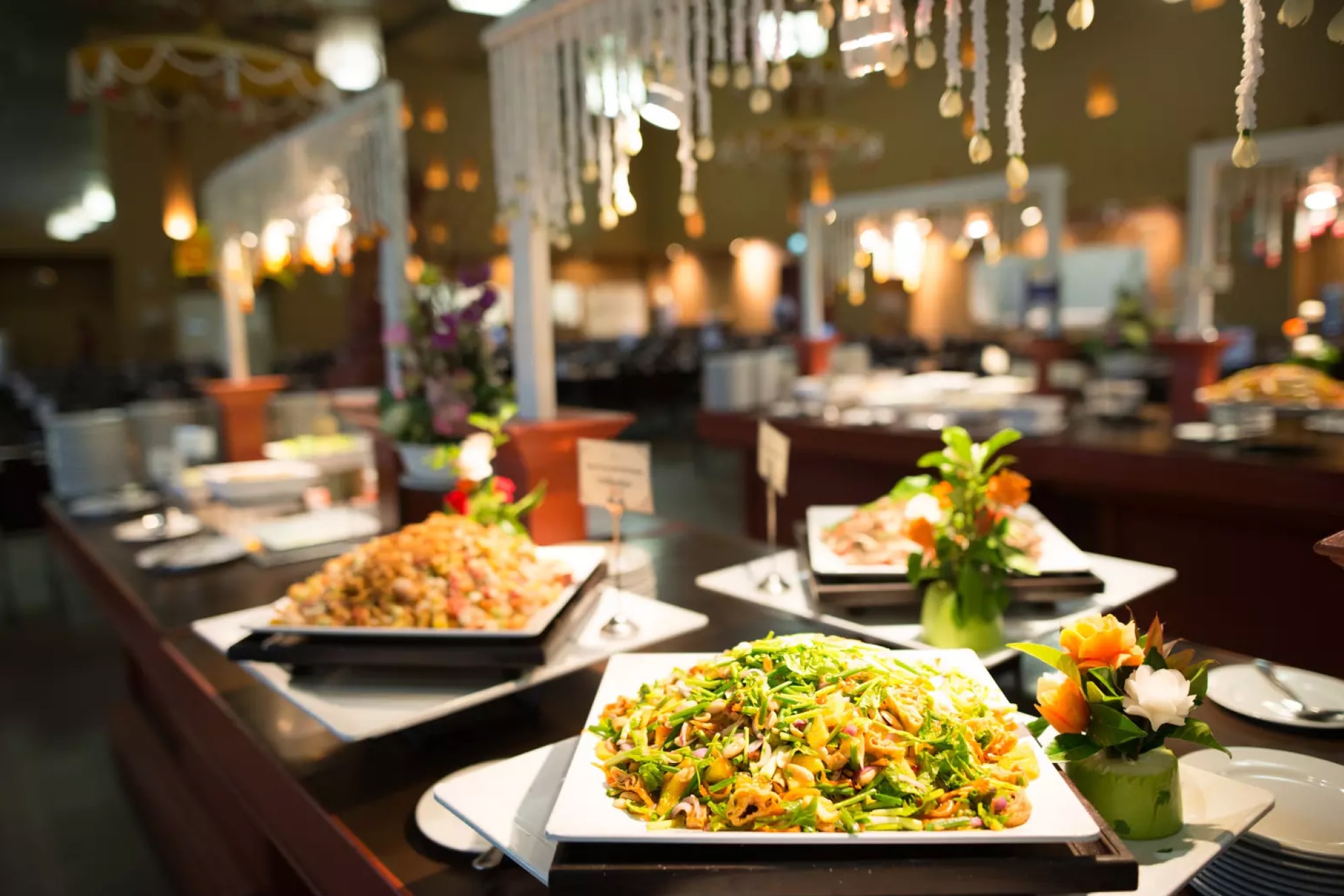 Espectáculo Siam Niramit Phuket - El Espectáculo Siam Niramit Phuket ofrece un viaje impresionante a través de la rica historia y cultura de Tailandia. El Espectáculo Siam Niramit Phuket te lleva atrás en el tiempo, mostrando las costumbres, rituales y creencias del antiguo Siam. Explora los tres reinos de la tradición tailandesa, incluyendo el Cielo, el Infierno y el místico Bosque Himapaan, en el Espectáculo Siam Niramit Phuket. Con actuaciones impresionantes y hermosos visuales, el Espectáculo Siam Niramit Phuket es una experiencia que debes ver para todos los que visitan Phuket. Descubre la magia del Espectáculo Siam Niramit Phuket y sumérgete profundamente en el patrimonio cultural de Tailandia. Espectáculo Siam Niramit Phuket - Imagen 5 de 5