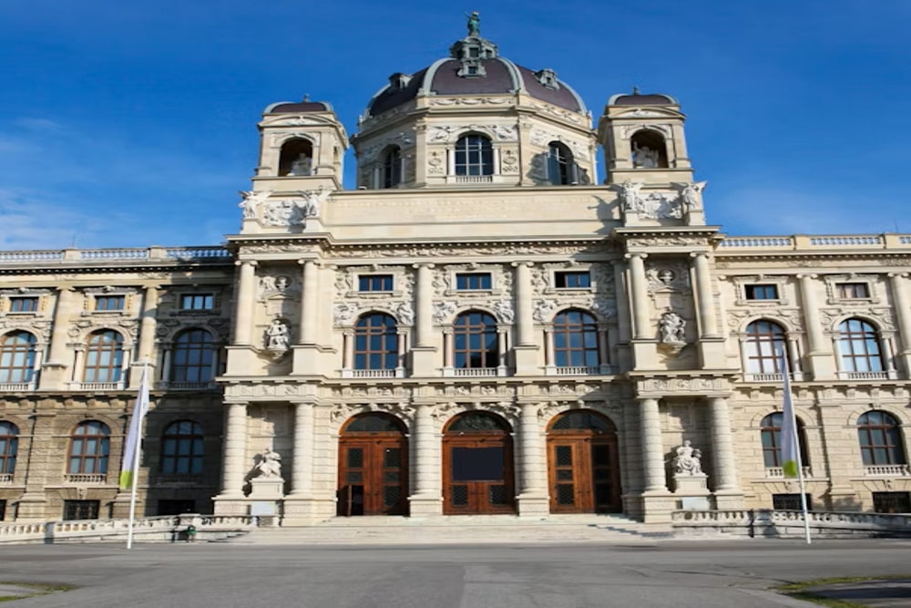 Imperial Treasury - Visit the Imperial Treasury at Hofburg Palace in Vienna. Discover royal crown jewels, sacred relics, and 1,000 years of Habsburg history in 21 stunning rooms. Imperial Treasury - Image 4 of 5