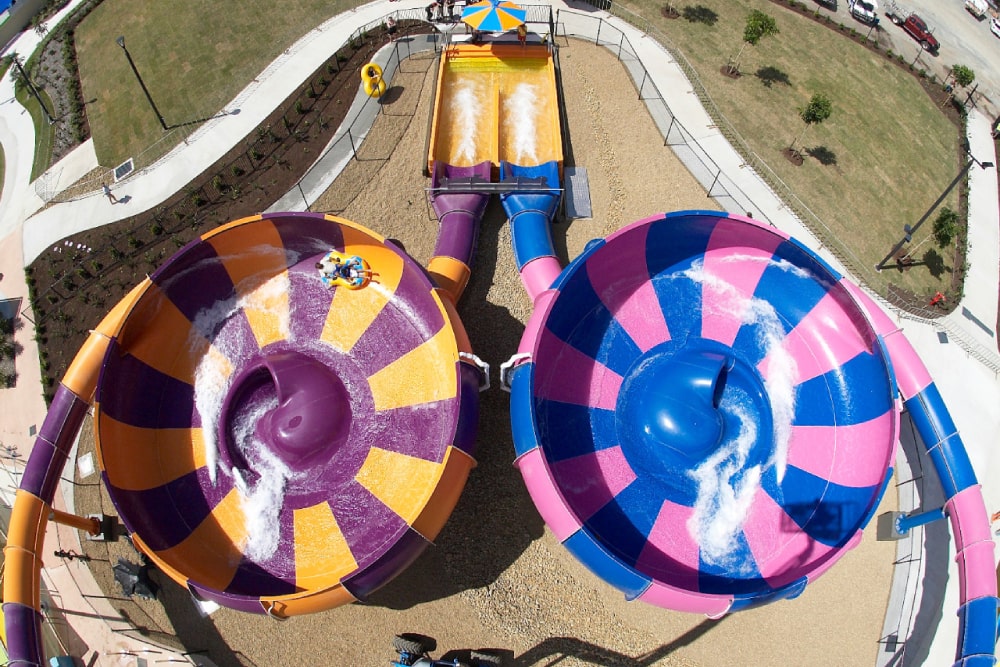 WhiteWater World Costa Dorada - Disfruta de diversión sin fin en WhiteWater World, el parque acuático premier de Australia en Gold Coast. Disfruta de emocionantes toboganes, piscinas de olas y atracciones para toda la familia perfectas para todas las edades. Con atracciones icónicas, zonas para niños y paseos relajantes por el río, es el lugar ideal para aventuras acuáticas inolvidables. WhiteWater World Costa Dorada - Imagen 4 de 5