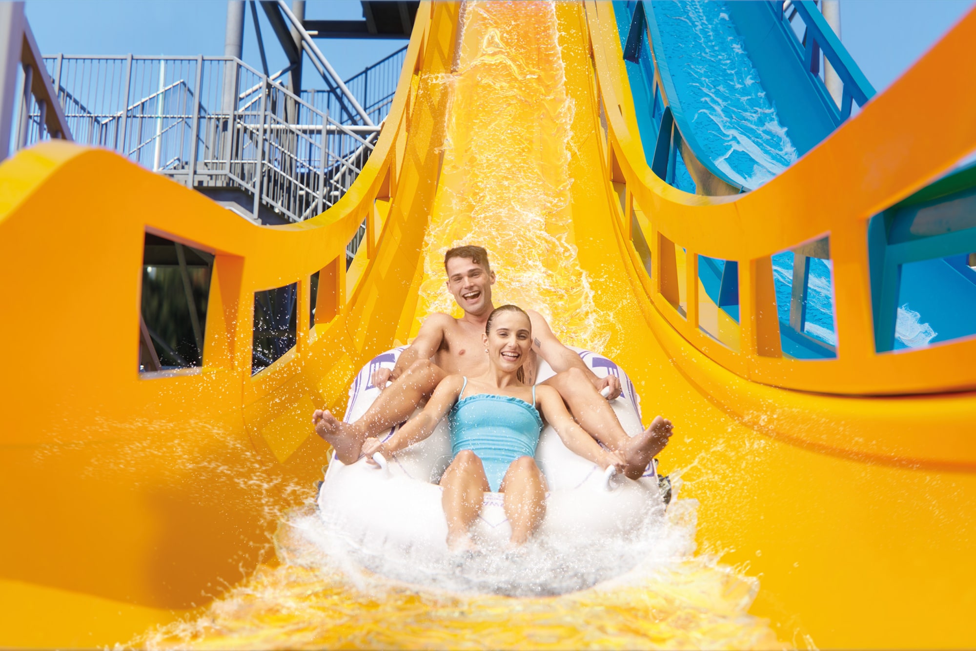Wet'n'Wild Gold Coast - Australien - Bringen Sie Freunde und Familie zu Wet'n'Wild Water World und haben Sie Spaß unter der Sonne! Versuchen Sie nicht zu schreien, wenn Sie die pechschwarze Rutsche, das Black Hole, hinunterrutschen. Spüren Sie den Adrenalinstoß, wenn Sie beim Super 8 Aqua Racer gegen andere antreten – sehen Sie, ob Sie bis zu 40 km/h erreichen und sie hinter sich lassen können. Wet'n'Wild Gold Coast - Australien - Bild 2 von 5