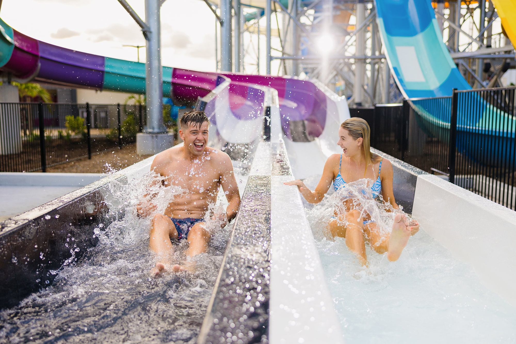 Wet'n'Wild Gold Coast - Australie - Amenez vos amis et votre famille à Wet 'n' Wild Water World et amusez-vous sous le soleil ! Essayez de ne pas crier en glissant dans le tube totalement sombre qu'est le Trou Noir. Ressentez l'adrénaline en vous mesurant aux autres sur le Super 8 Aqua Racer — voyez si vous pouvez atteindre 40 km/h et les laisser loin derrière. Wet'n'Wild Gold Coast - Australie - Image 4 sur 5
