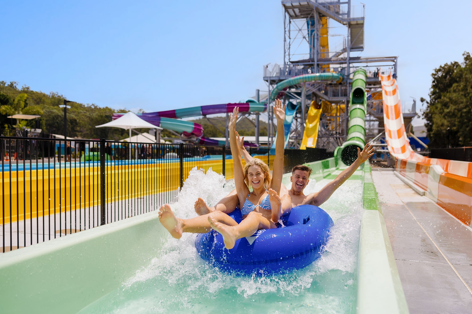 Wet'n'Wild Gold Coast - Australien - Bringen Sie Freunde und Familie zu Wet'n'Wild Water World und haben Sie Spaß unter der Sonne! Versuchen Sie nicht zu schreien, wenn Sie die pechschwarze Rutsche, das Black Hole, hinunterrutschen. Spüren Sie den Adrenalinstoß, wenn Sie beim Super 8 Aqua Racer gegen andere antreten – sehen Sie, ob Sie bis zu 40 km/h erreichen und sie hinter sich lassen können. Wet'n'Wild Gold Coast - Australien - Bild 5 von 5