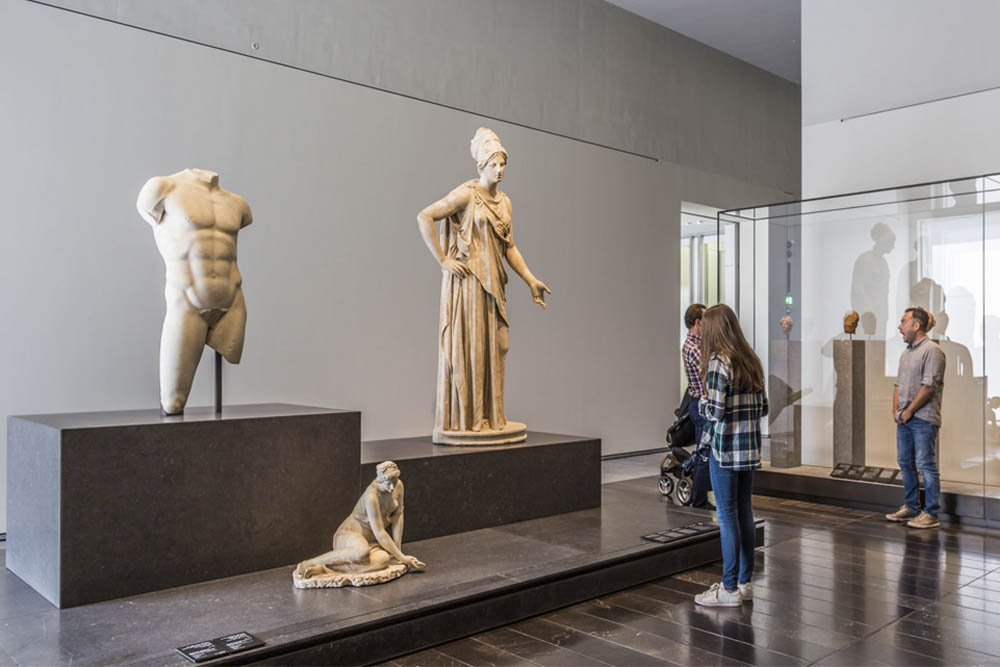 Abu Dhabi Tour from Dubai: Grand Mosque & Louvre Museum Full Day - Image 6 of 7