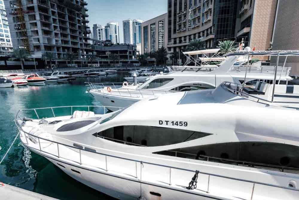 Mercury-66 Yachtfahrt Dubai Marina (33 Personen) - Nehmen Sie die Mercury 66 Yacht für eine private Party und erkunden Sie den neuen Teil von Dubai. Die luxuriöse Mercury Yacht ist speziell für besondere Veranstaltungen und exklusive Partys konzipiert. Erkunden Sie die wunderschöne Dubai Marina voller der luxuriösesten Immobilien der Welt, Wolkenkratzer, Fünf-Sterne-Hotels, Privatstrände und vieles mehr im offenen Meer rund um Palm Jumeirah, Atlantis und Burj Al Arab. Mercury-66 Yachtfahrt Dubai Marina (33 Personen) - Bild 1 von 5
