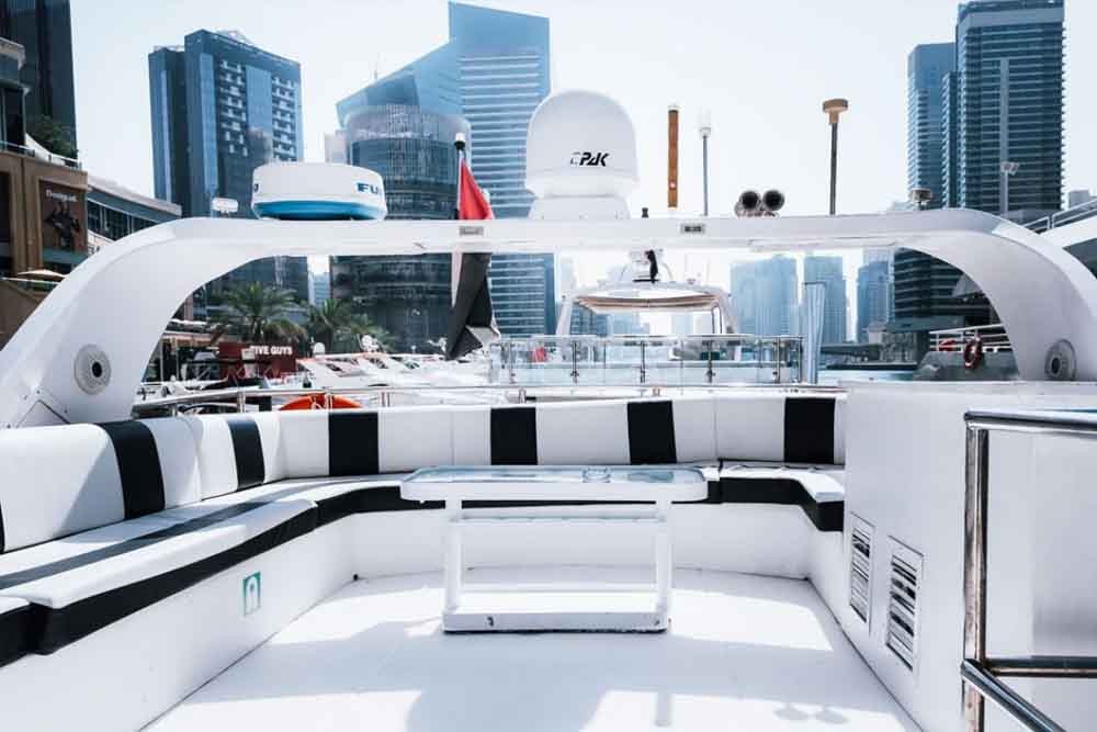 Mercury-66 Yachtfahrt Dubai Marina (33 Personen) - Nehmen Sie die Mercury 66 Yacht für eine private Party und erkunden Sie den neuen Teil von Dubai. Die luxuriöse Mercury Yacht ist speziell für besondere Veranstaltungen und exklusive Partys konzipiert. Erkunden Sie die wunderschöne Dubai Marina voller der luxuriösesten Immobilien der Welt, Wolkenkratzer, Fünf-Sterne-Hotels, Privatstrände und vieles mehr im offenen Meer rund um Palm Jumeirah, Atlantis und Burj Al Arab. Mercury-66 Yachtfahrt Dubai Marina (33 Personen) - Bild 3 von 5