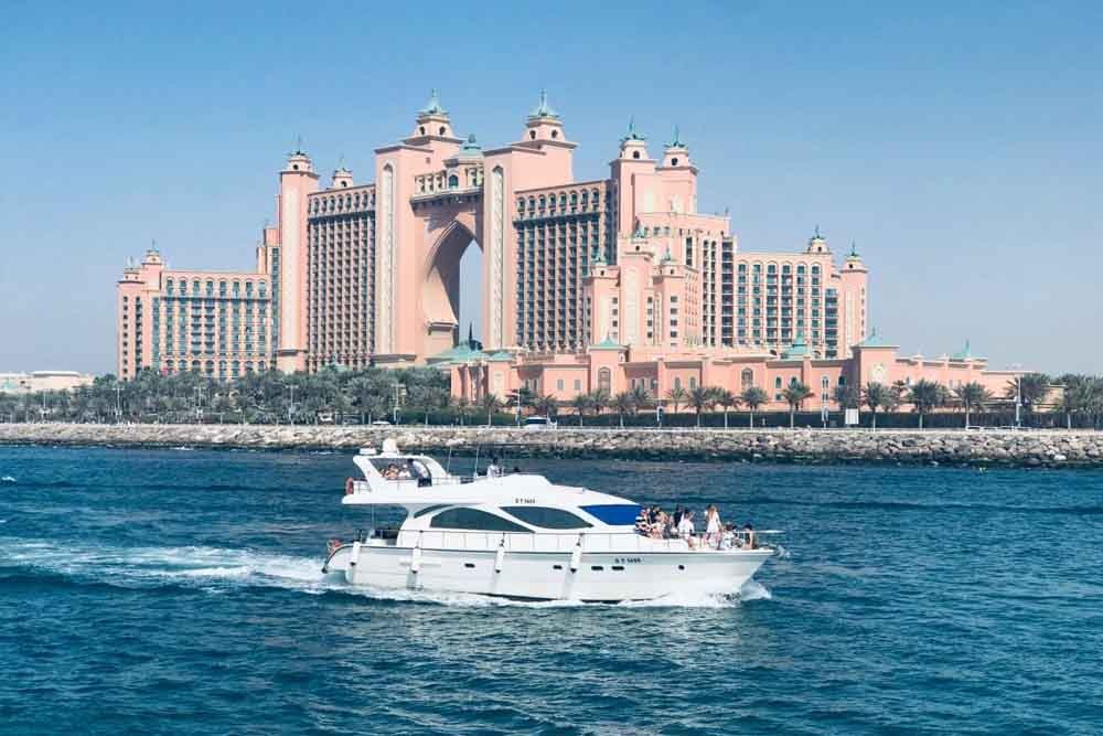 Mercury-66 Yachtfahrt Dubai Marina (33 Personen) - Nehmen Sie die Mercury 66 Yacht für eine private Party und erkunden Sie den neuen Teil von Dubai. Die luxuriöse Mercury Yacht ist speziell für besondere Veranstaltungen und exklusive Partys konzipiert. Erkunden Sie die wunderschöne Dubai Marina voller der luxuriösesten Immobilien der Welt, Wolkenkratzer, Fünf-Sterne-Hotels, Privatstrände und vieles mehr im offenen Meer rund um Palm Jumeirah, Atlantis und Burj Al Arab. Mercury-66 Yachtfahrt Dubai Marina (33 Personen) - Bild 4 von 5