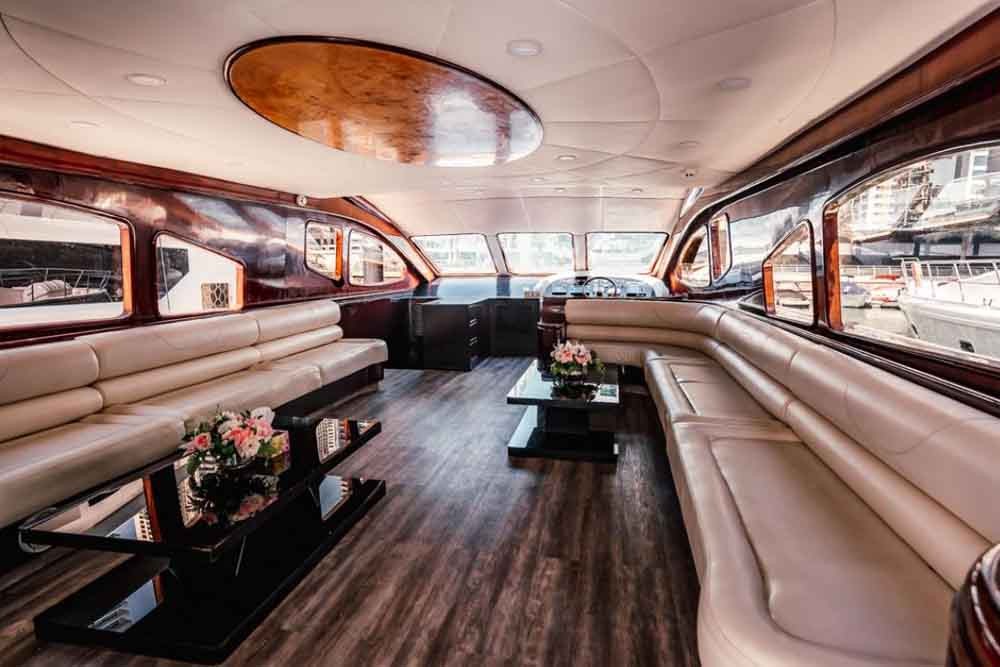 Mercury-66 Yachtfahrt Dubai Marina (33 Personen) - Nehmen Sie die Mercury 66 Yacht für eine private Party und erkunden Sie den neuen Teil von Dubai. Die luxuriöse Mercury Yacht ist speziell für besondere Veranstaltungen und exklusive Partys konzipiert. Erkunden Sie die wunderschöne Dubai Marina voller der luxuriösesten Immobilien der Welt, Wolkenkratzer, Fünf-Sterne-Hotels, Privatstrände und vieles mehr im offenen Meer rund um Palm Jumeirah, Atlantis und Burj Al Arab. Mercury-66 Yachtfahrt Dubai Marina (33 Personen) - Bild 5 von 5