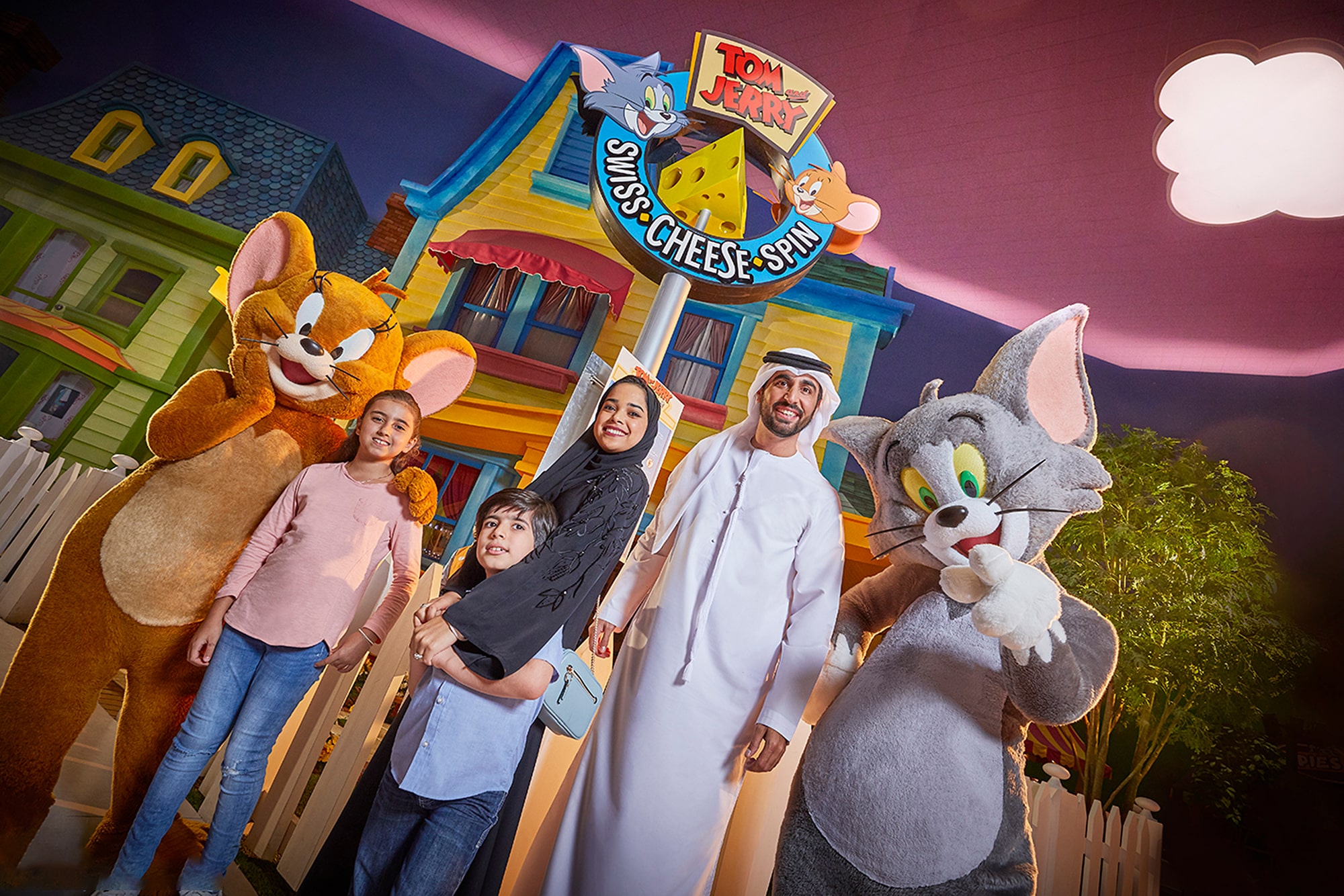 Abu Dhabi Day Tour from Dubai: Sheikh Zayed Grand Mosque & Warner Bro Ticket - Image 9 of 10