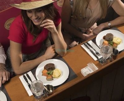 Australisches Outback Spectacular Dinner-Show-Ticket - Buchen Sie Tickets für die Outback Spectacular Dinner Show. Genießen Sie eine inspirierende Geschichte, Country-Musik, Tiere, beeindruckende Effekte und ein köstliches 3-Gänge-Menü. Australisches Outback Spectacular Dinner-Show-Ticket - Bild 2 von 5