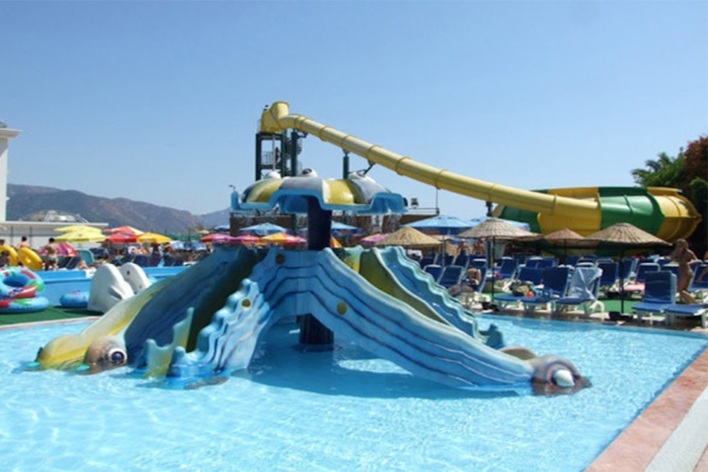Marmaris Atlantis Waterpark - Enjoy a full day of fun at Atlantis Marmaris Waterpark! Splash down thrilling slides, relax on the beach, and enjoy pools and activities for all ages in Marmaris. Marmaris Atlantis Waterpark - Image 4 of 5