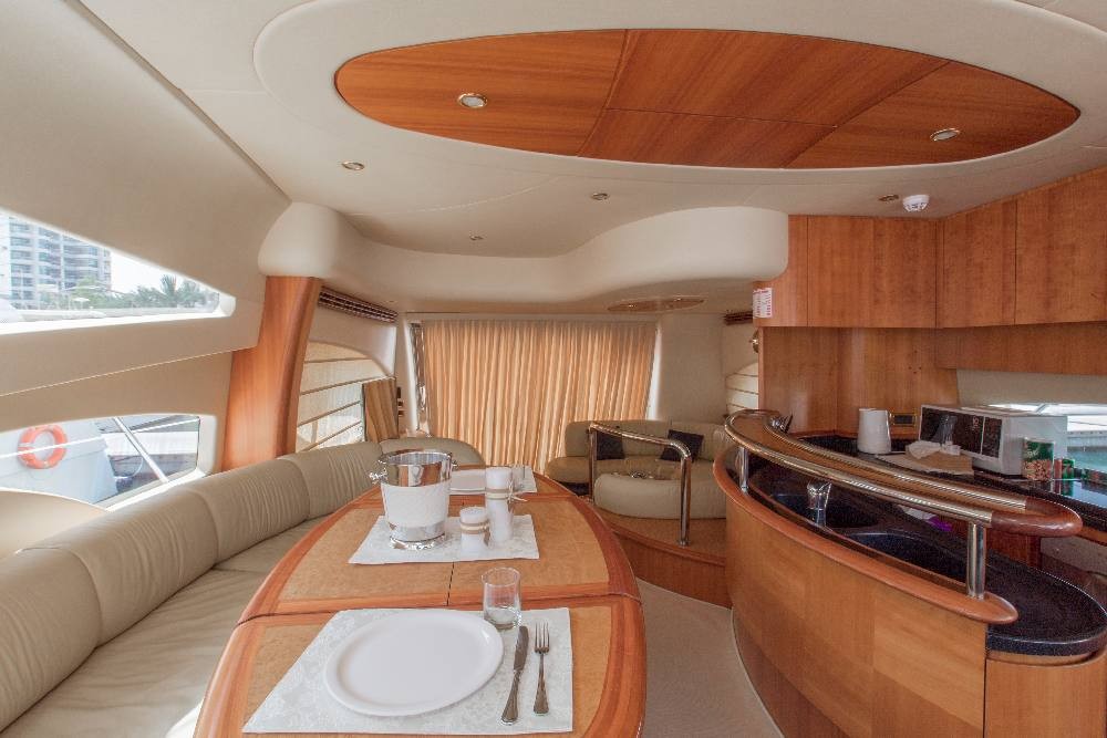 Crociera di Lusso su Yacht da 62 Ft a Dubai Marina - Vivi il Lusso a ogni passo con noi. Salpa a bordo del nostro charter e vivi il momento della tua vita. Noleggio Yacht Dubai, festa su yacht. Noleggio privato di lusso. Questo sfarzoso Yacht di Dubai parte dal Dubai Marina Yacht Club. Esplora i principali punti di riferimento come Palm Jumeirah Island, Atlantis The Palm, Burj Al Arab, blue water, skyline e splendide spiagge private. Crociera di Lusso su Yacht da 62 Ft a Dubai Marina - Immagine 3 di 5