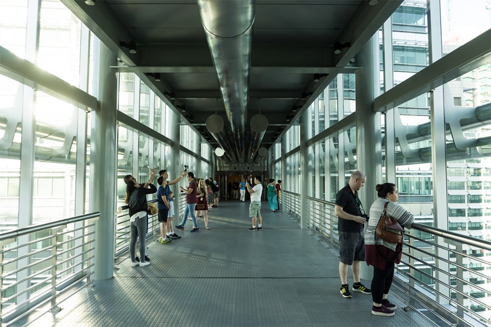 Billet pour les tours jumelles PETRONAS - Visitez les emblématiques tours jumelles PETRONAS de Kuala Lumpur. Traversez la passerelle, profitez d'une vue panoramique sur la ville depuis la plateforme d'observation et découvrez le site le plus emblématique de la Malaisie. Billet pour les tours jumelles PETRONAS - Image 2 sur 5
