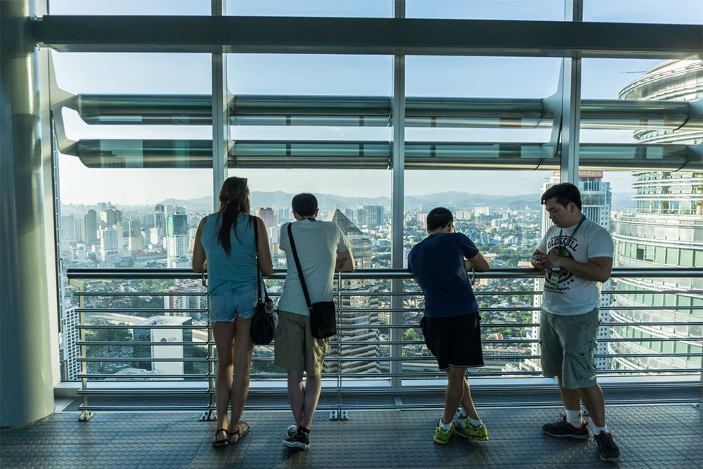 Billet pour les tours jumelles PETRONAS - Visitez les emblématiques tours jumelles PETRONAS de Kuala Lumpur. Traversez la passerelle, profitez d'une vue panoramique sur la ville depuis la plateforme d'observation et découvrez le site le plus emblématique de la Malaisie. Billet pour les tours jumelles PETRONAS - Image 3 sur 5