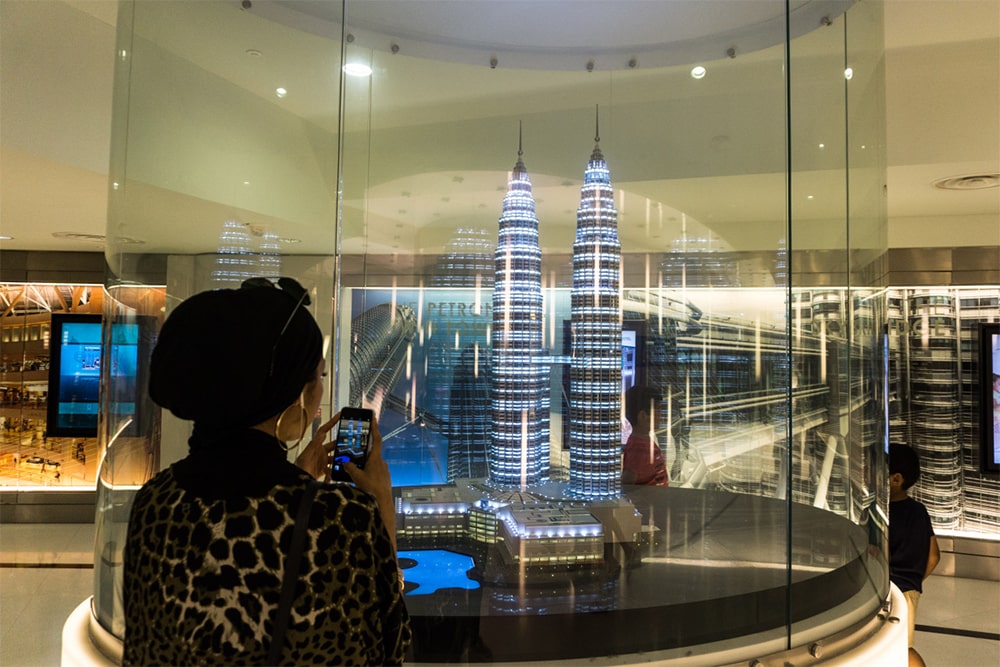 Billet pour les tours jumelles PETRONAS - Visitez les emblématiques tours jumelles PETRONAS de Kuala Lumpur. Traversez la passerelle, profitez d'une vue panoramique sur la ville depuis la plateforme d'observation et découvrez le site le plus emblématique de la Malaisie. Billet pour les tours jumelles PETRONAS - Image 4 sur 5