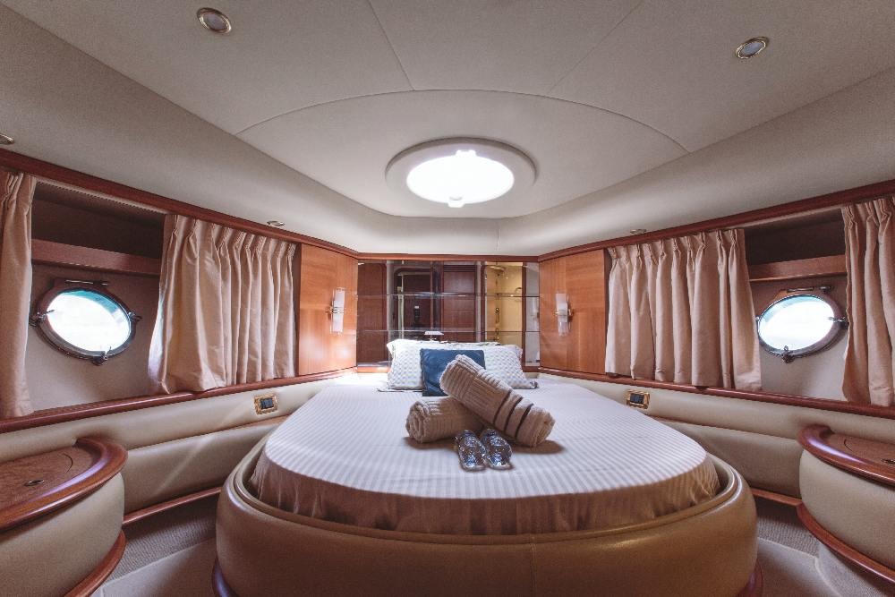 Crociera di Lusso su Yacht da 62 Ft a Dubai Marina - Vivi il Lusso a ogni passo con noi. Salpa a bordo del nostro charter e vivi il momento della tua vita. Noleggio Yacht Dubai, festa su yacht. Noleggio privato di lusso. Questo sfarzoso Yacht di Dubai parte dal Dubai Marina Yacht Club. Esplora i principali punti di riferimento come Palm Jumeirah Island, Atlantis The Palm, Burj Al Arab, blue water, skyline e splendide spiagge private. Crociera di Lusso su Yacht da 62 Ft a Dubai Marina - Immagine 4 di 5