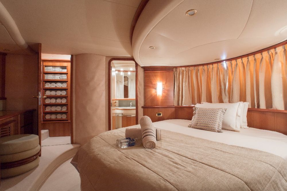 Luxury 62 Ft Yacht Ride Dubai Marina - Image 8 of 9