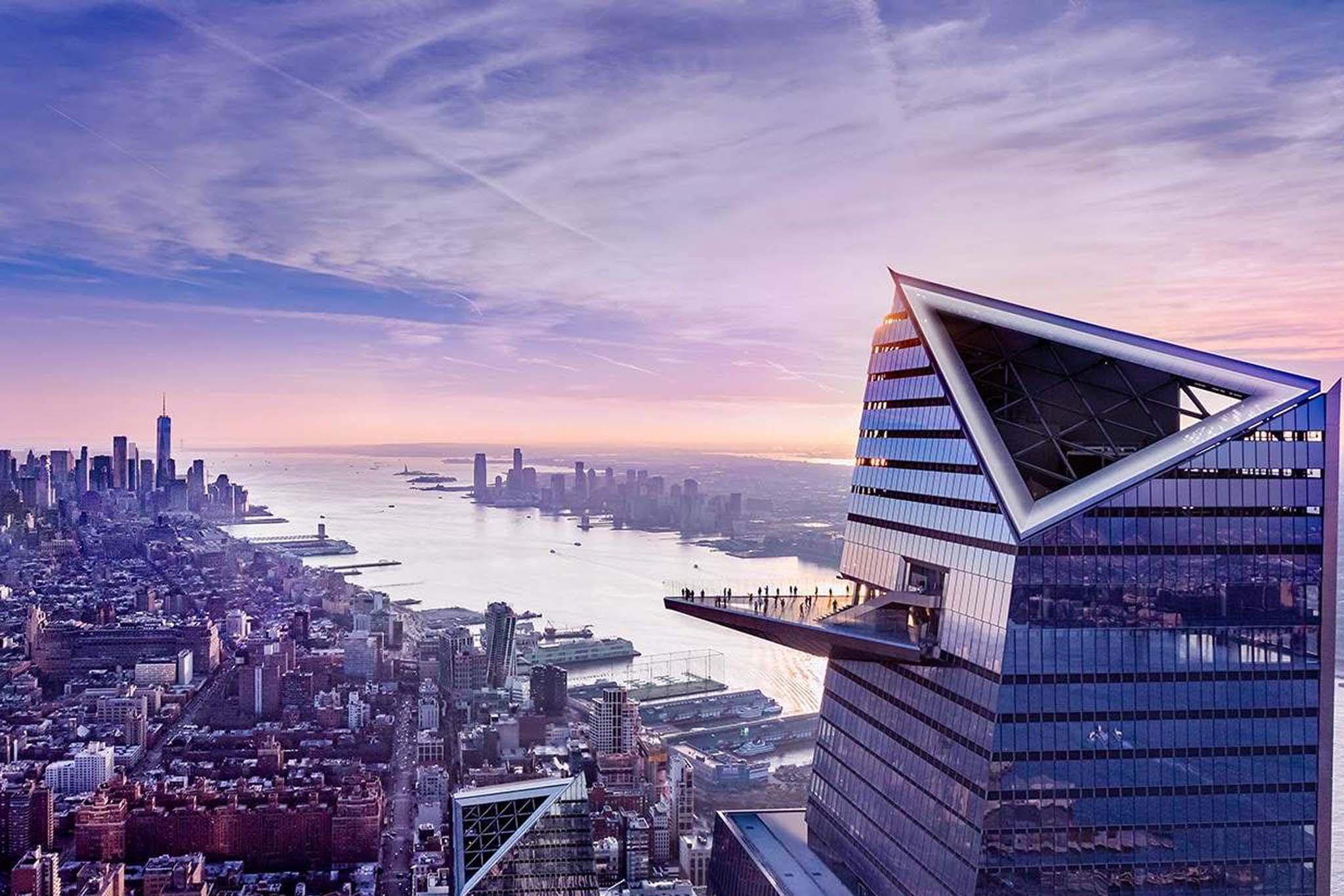Edge NYC - Experimenta vistas impresionantes desde Edge en Hudson Yards, el mirador exterior más alto del hemisferio occidental. Ubicado 100 pisos sobre Manhattan, Edge ofrece panorámicas de la ciudad, un emocionante piso de vidrio y paredes de vidrio anguladas. Captura vistas sorprendentes de lugares icónicos como el Empire State Building y Central Park. Perfecto para buscadores de emociones y amantes de la ciudad por igual, Edge brinda una experiencia inolvidable en Nueva York. Visita para disfrutar de vistas y emociones incomparables. Edge NYC - Imagen 2 de 5