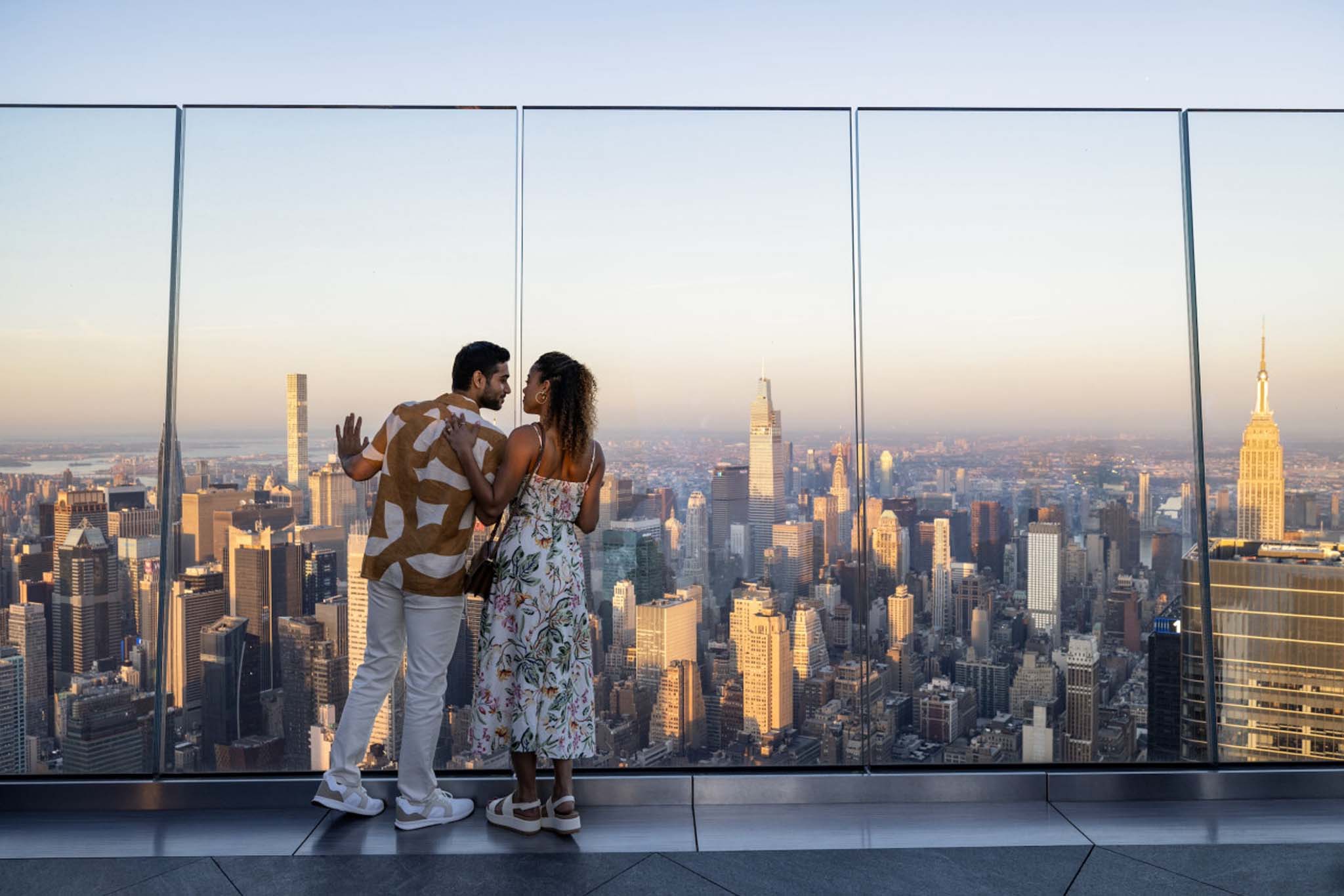 Edge NYC - Erleben Sie atemberaubende Ausblicke vom Edge bei Hudson Yards, dem höchsten Freiluft-Sky-Deck in der westlichen Hemisphäre. 100 Stockwerke über Manhattan gelegen, bietet Edge Panoramablicke auf die Stadt, einen aufregenden Glasboden und schräg verlaufende Glaswände. Erfassen Sie atemberaubende Aussichten auf ikonische Wahrzeichen wie das Empire State Building und den Central Park. Perfekt für Abenteuerlustige und Stadtliebhaber gleichermaßen, bietet Edge ein unvergessliches New York City Erlebnis. Besuchen Sie es für unvergleichliche Aussichten und Spannung. Edge NYC - Bild 3 von 5